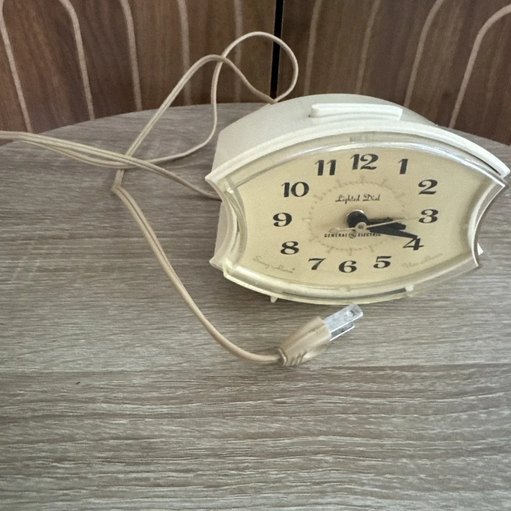 Vintage GE Electric Clock with Alarm model 7338, lighted dial, made in USA
